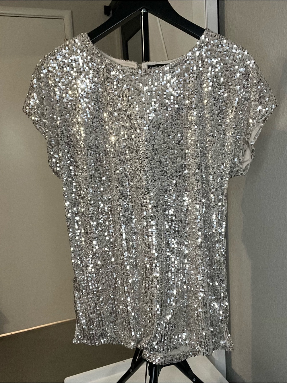 Cable & Gauge Silver Sequin Short Sleeve Top